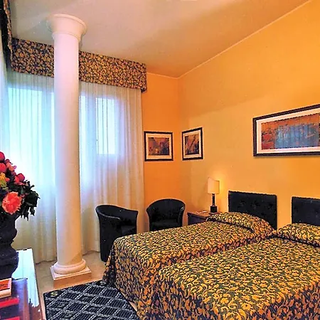 Savoy Отель Пезаро